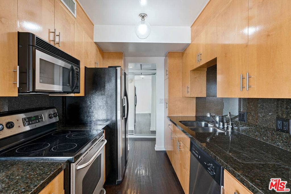 West Hollywood, CA 90069,1131 Alta Loma RD #305