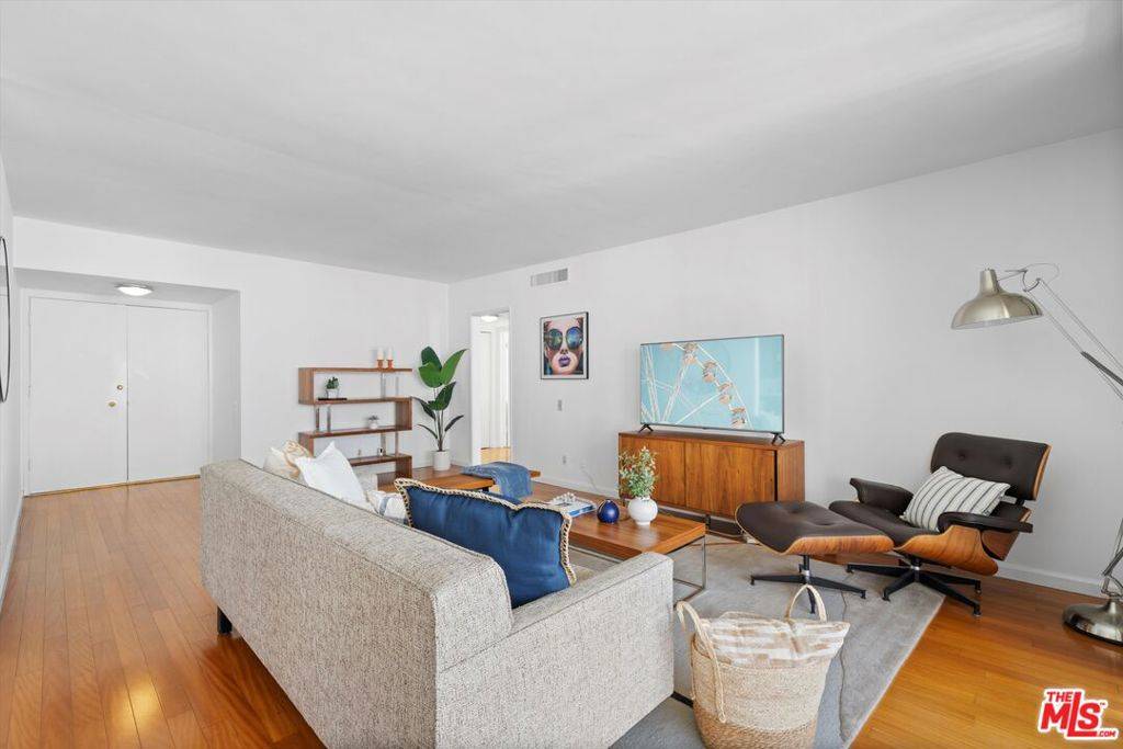 Los Angeles, CA 90046,7260 Hillside AVE #305