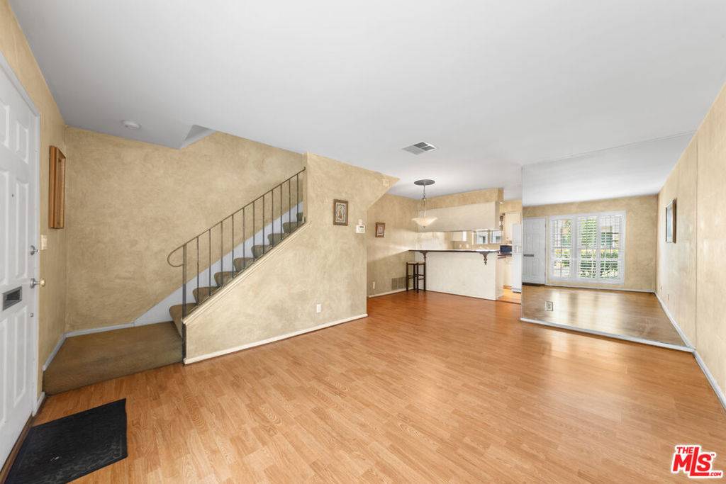 Woodland Hills, CA 91367,22049 Oxnard ST