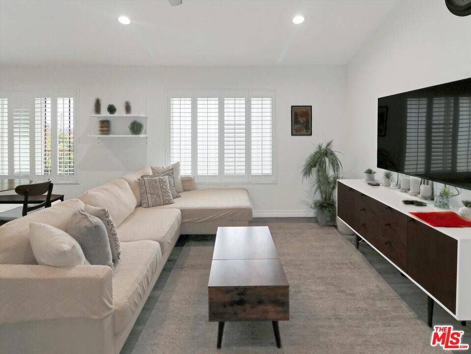 Long Beach, CA 90802,1637 E 5th ST #302