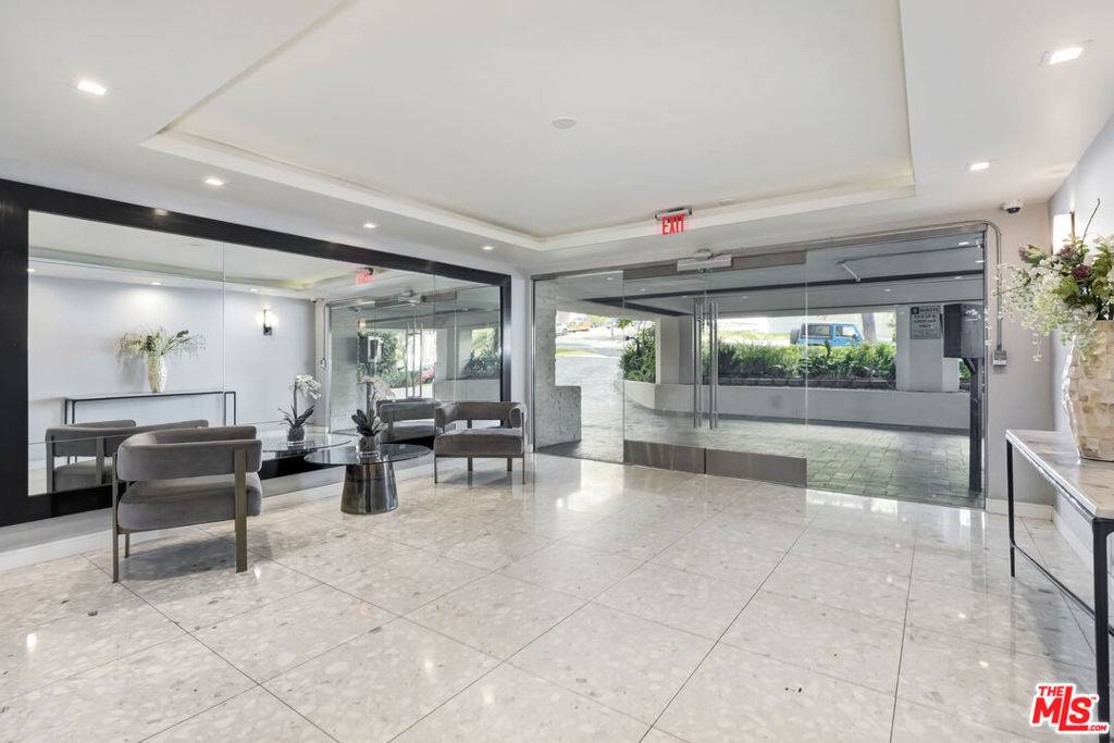 West Hollywood, CA 90069,8530 Holloway DR #315
