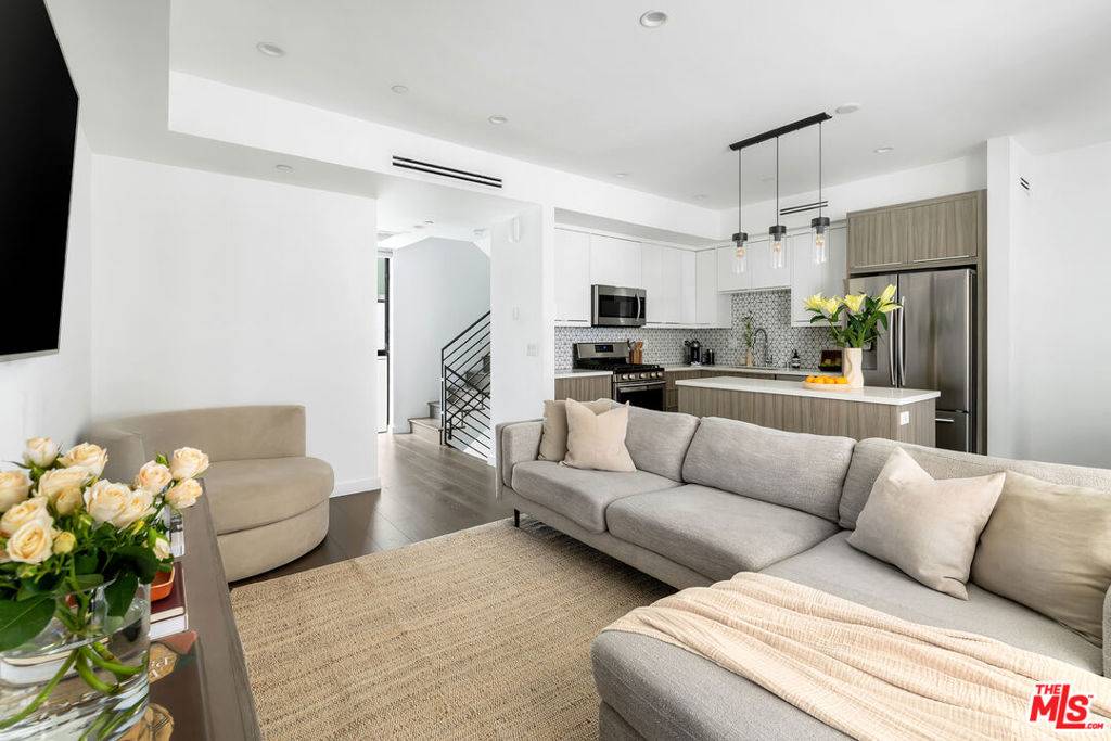 Los Angeles, CA 90019,5154 W Redondo CT
