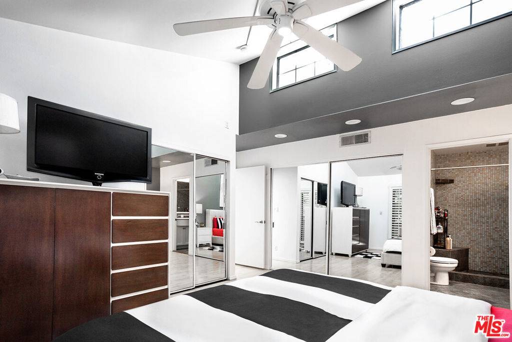 Los Angeles, CA 90068,5920 Chula Vista WAY
