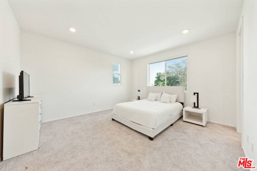 Inglewood, CA 90301,605 Daniel Freeman CIR