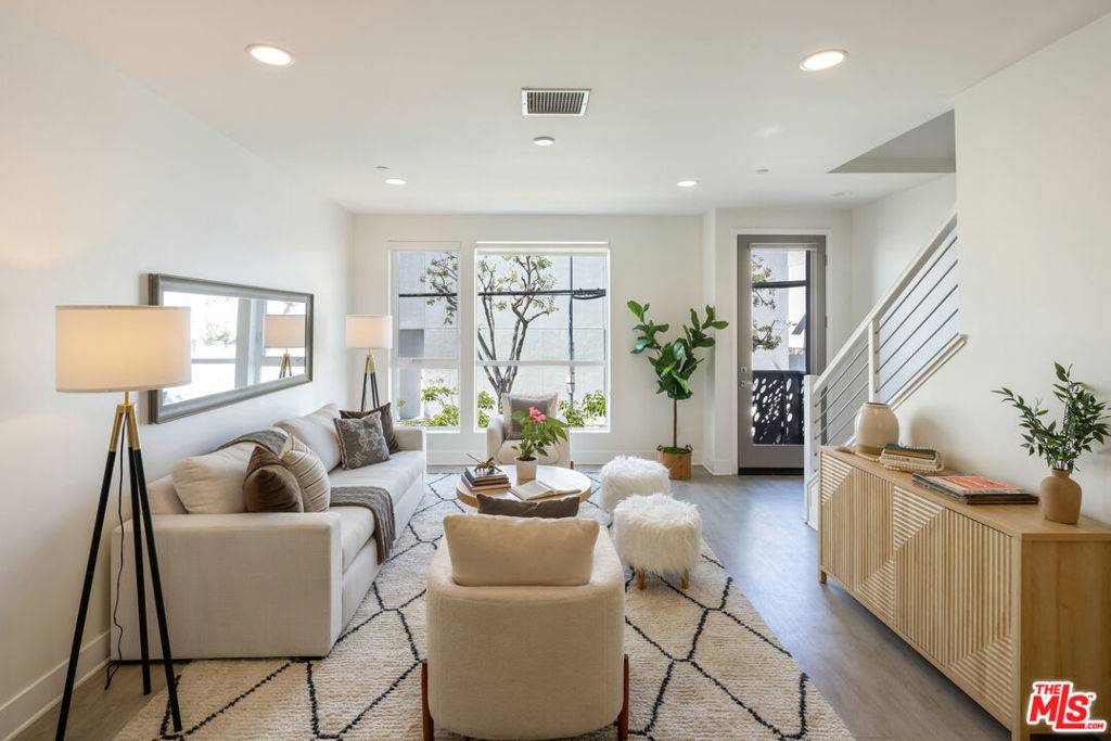 Los Angeles, CA 90038,6067 W Studio CT