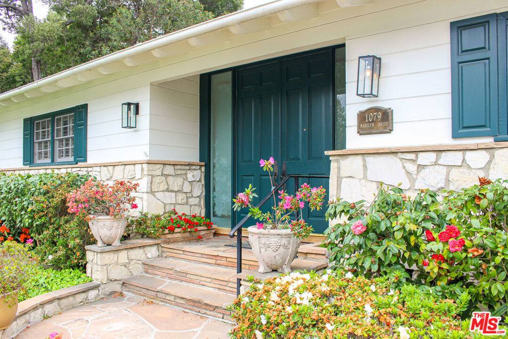 Beverly Hills, CA 90210,1079 MARILYN DR