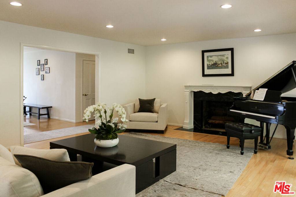 Beverly Hills, CA 90210,1079 MARILYN DR