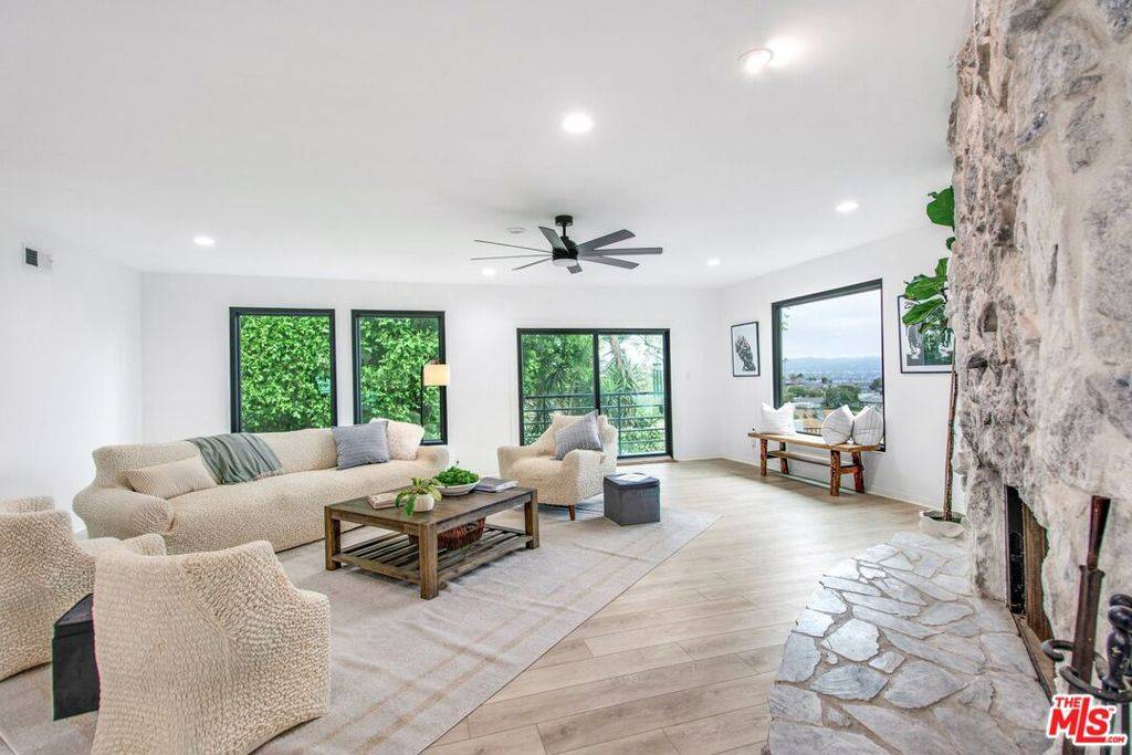 Los Angeles, CA 90008,4223 Don Carlos DR