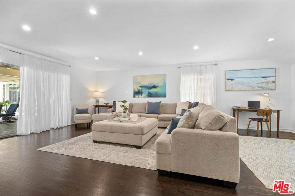 Northridge, CA 91325,9231 White Oak AVE