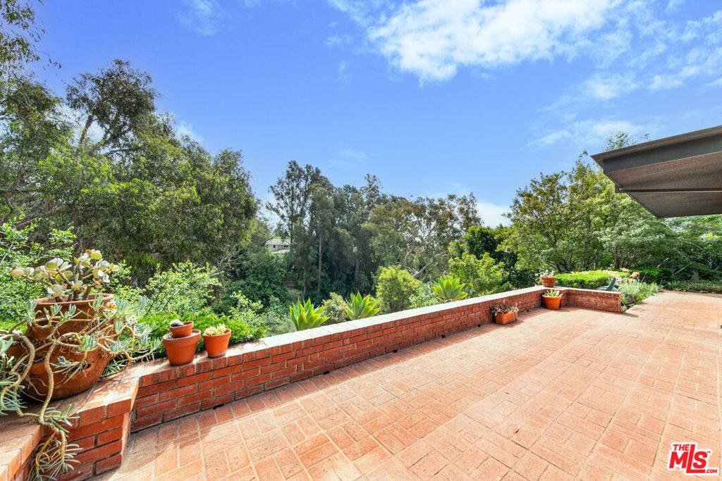 Los Angeles, CA 90049,656 N Bonhill RD