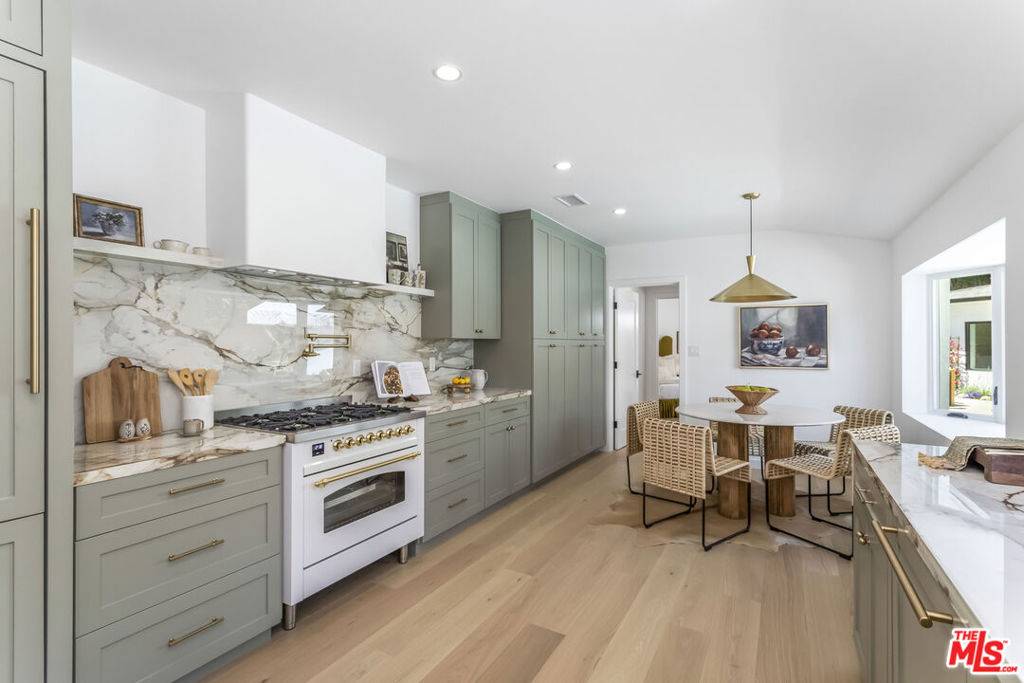 Los Angeles, CA 90069,8819 Evanview DR