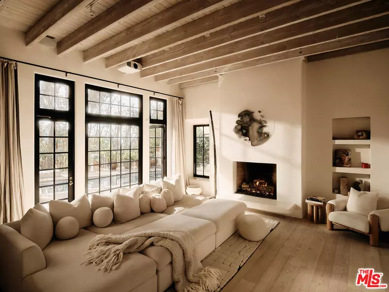 2729 Nichols Canyon RD, Los Angeles, CA 90046