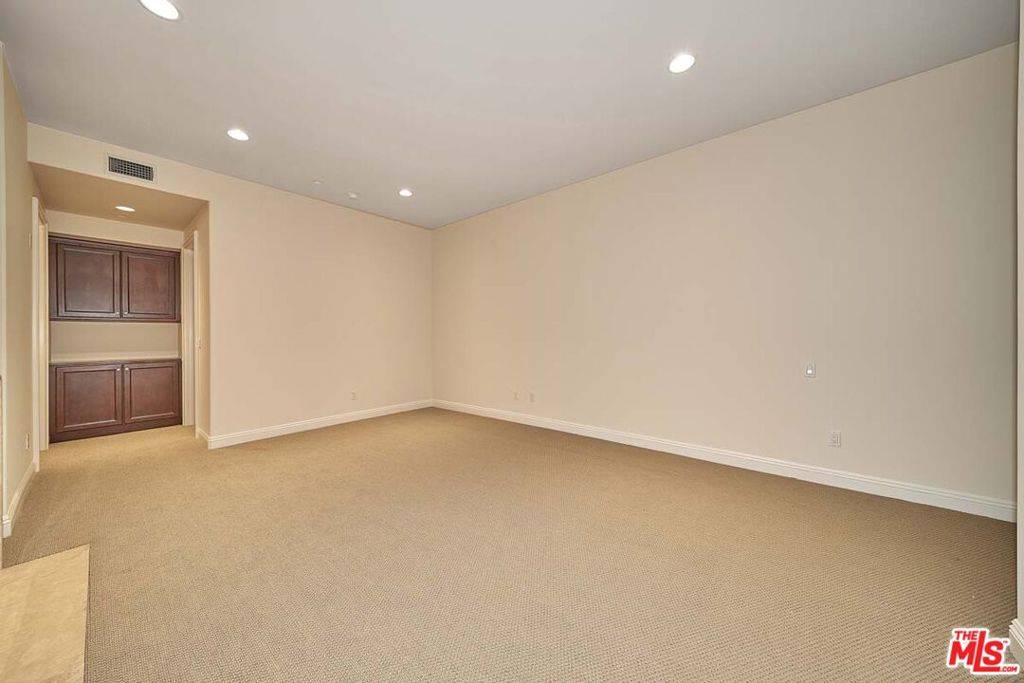 Beverly Hills, CA 90211,143 N Arnaz DR #106