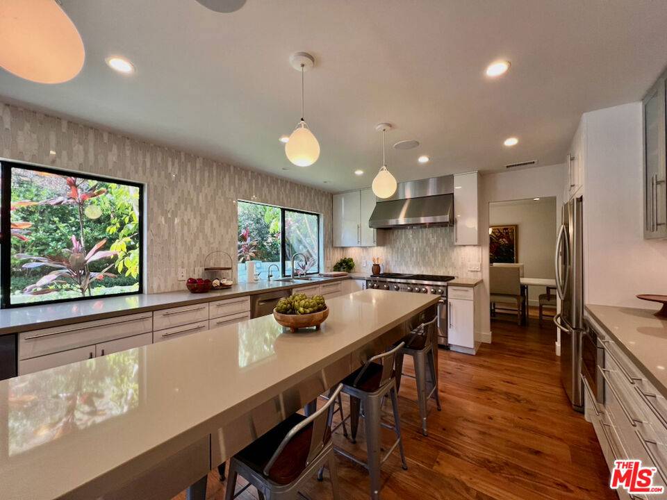Los Angeles, CA 90068,6435 Innsdale DR