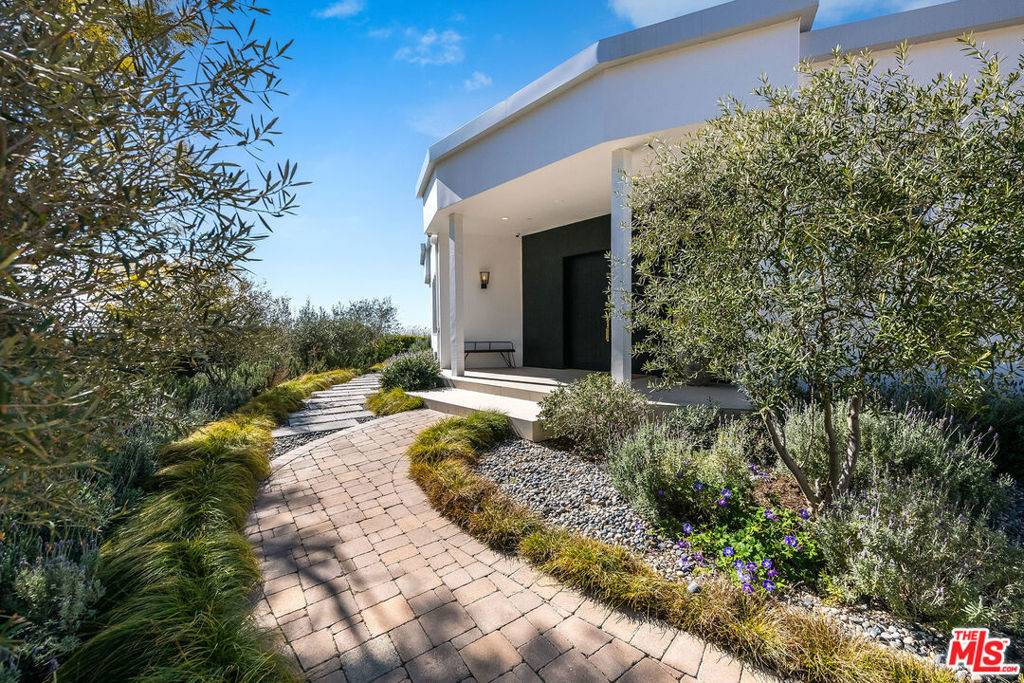 Beverly Hills, CA 90210,580 Chalette DR