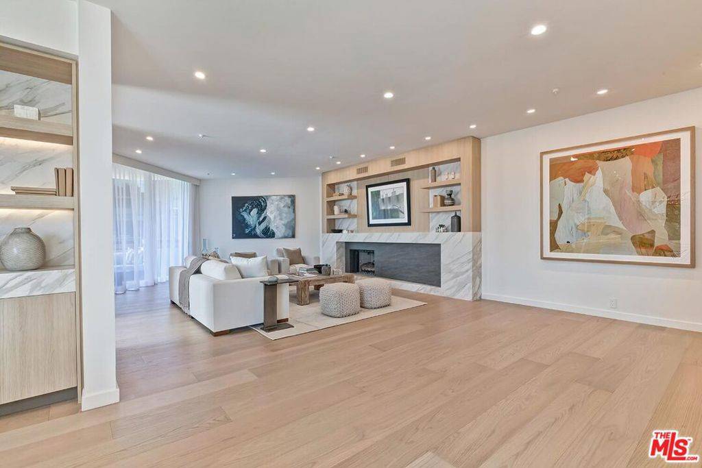 Beverly Hills, CA 90211,300 N Swall DR #308
