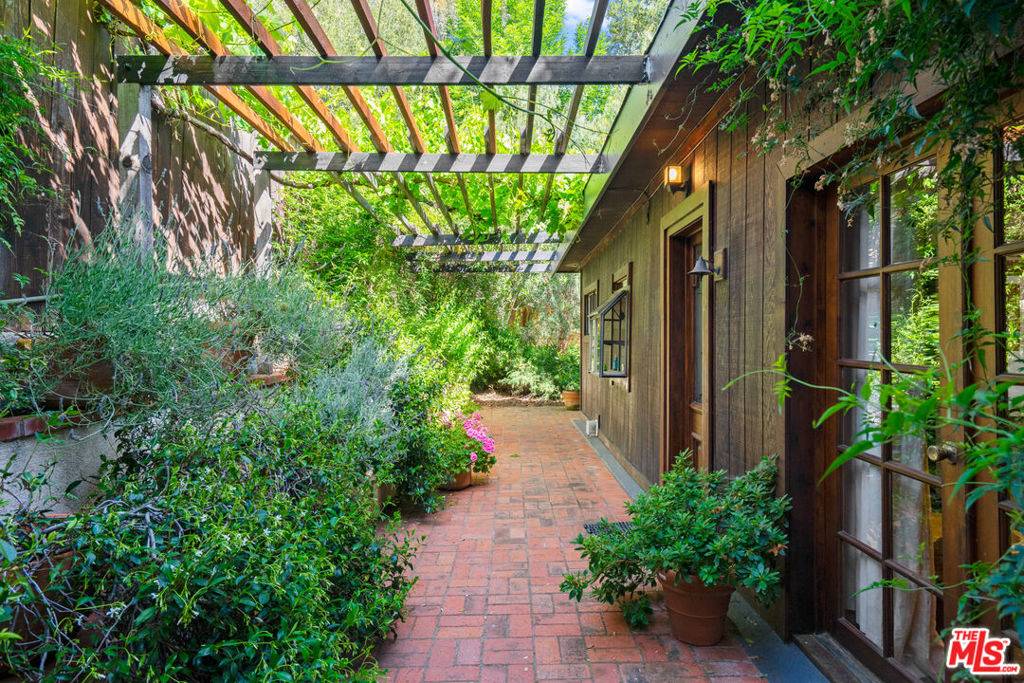 Topanga, CA 90290,21550 Summit TRL