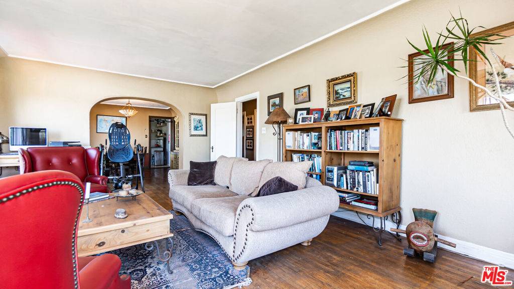 Los Angeles, CA 90019,1277 S Orange DR
