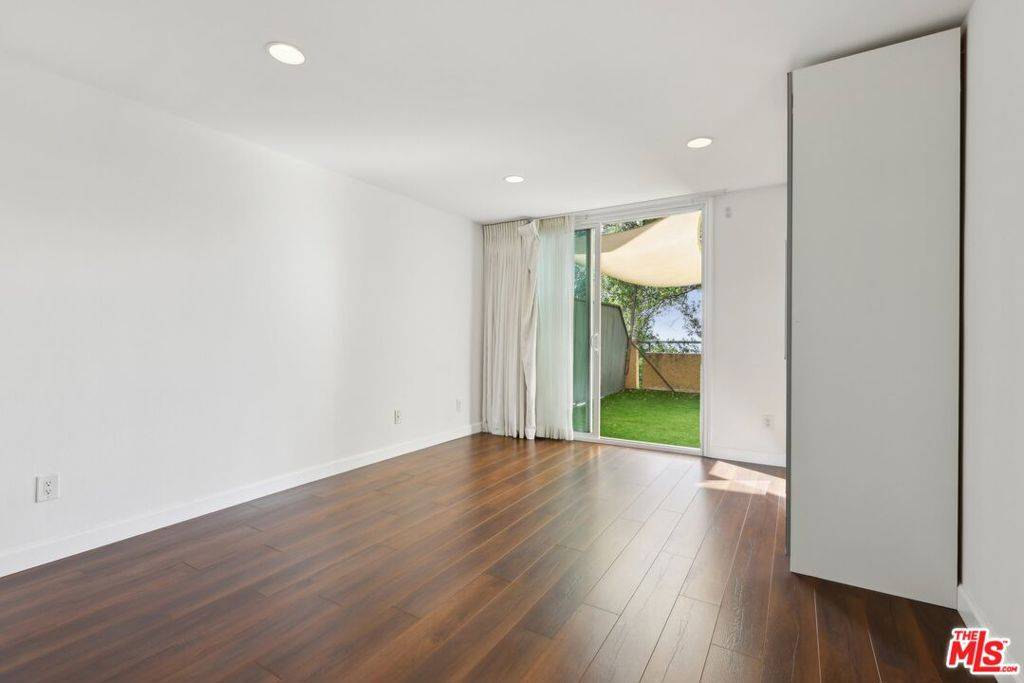 Los Angeles, CA 90042,4275 Via Arbolada #105