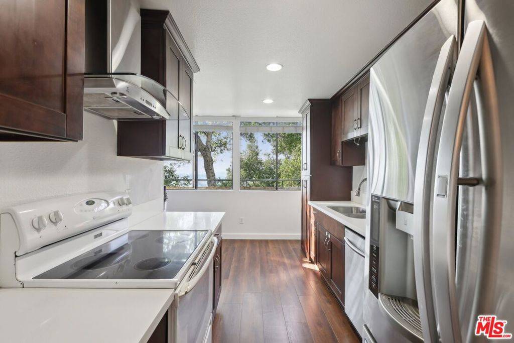 Los Angeles, CA 90042,4275 Via Arbolada #105