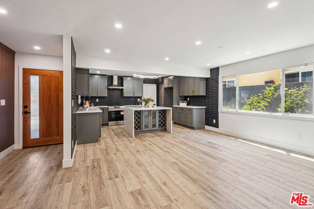 Northridge, CA 91343,16901 Kinzie ST