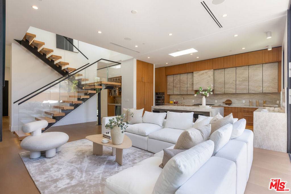 4458 Jasmine AVE, Culver City, CA 90232