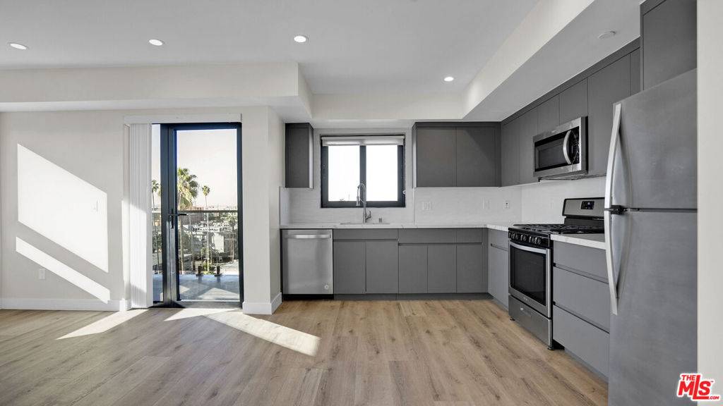 846 S Mariposa AVE #406, Los Angeles, CA 90005