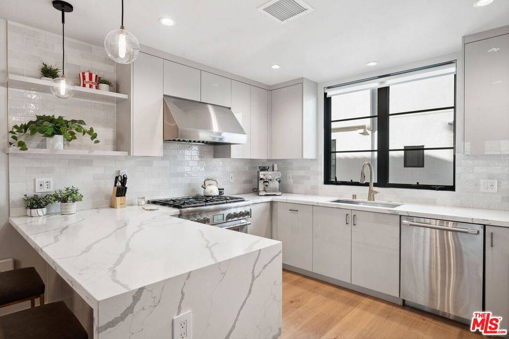 Toluca Lake, CA 91602,10612 W Kareen CT