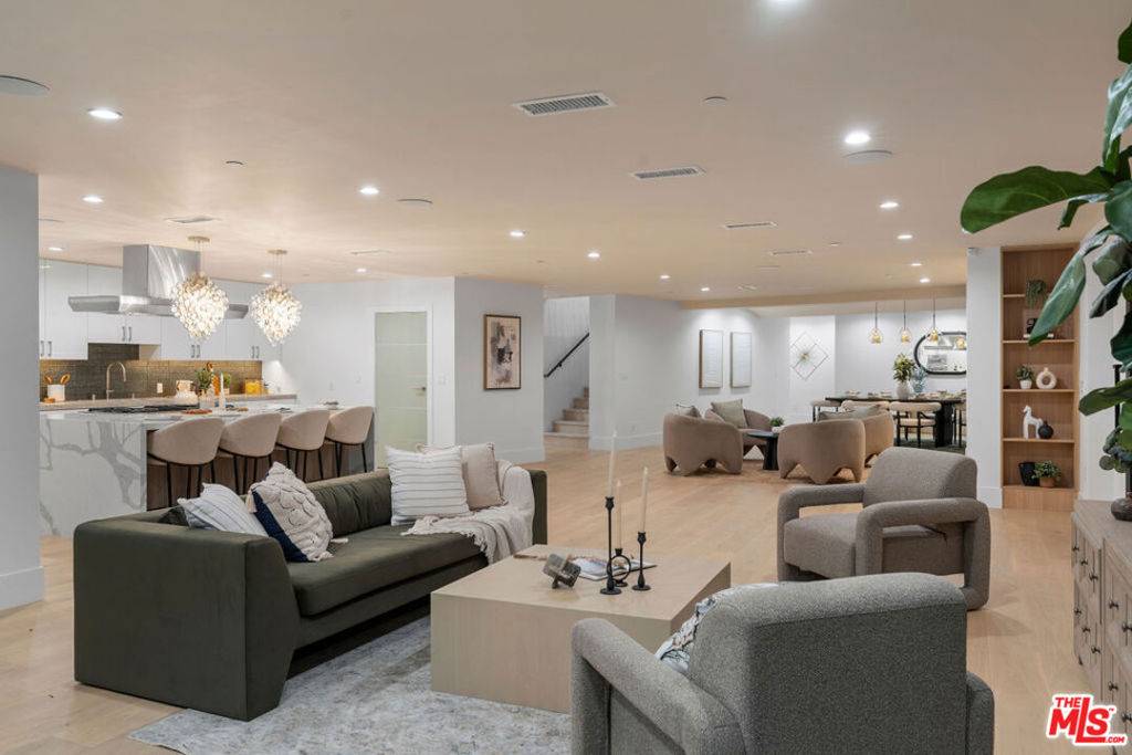 Los Angeles, CA 90046,2256 Nichols Canyon RD