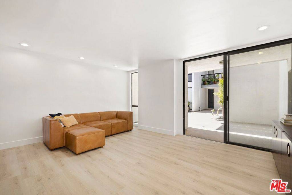 West Hollywood, CA 90069,906 N Doheny DR #304