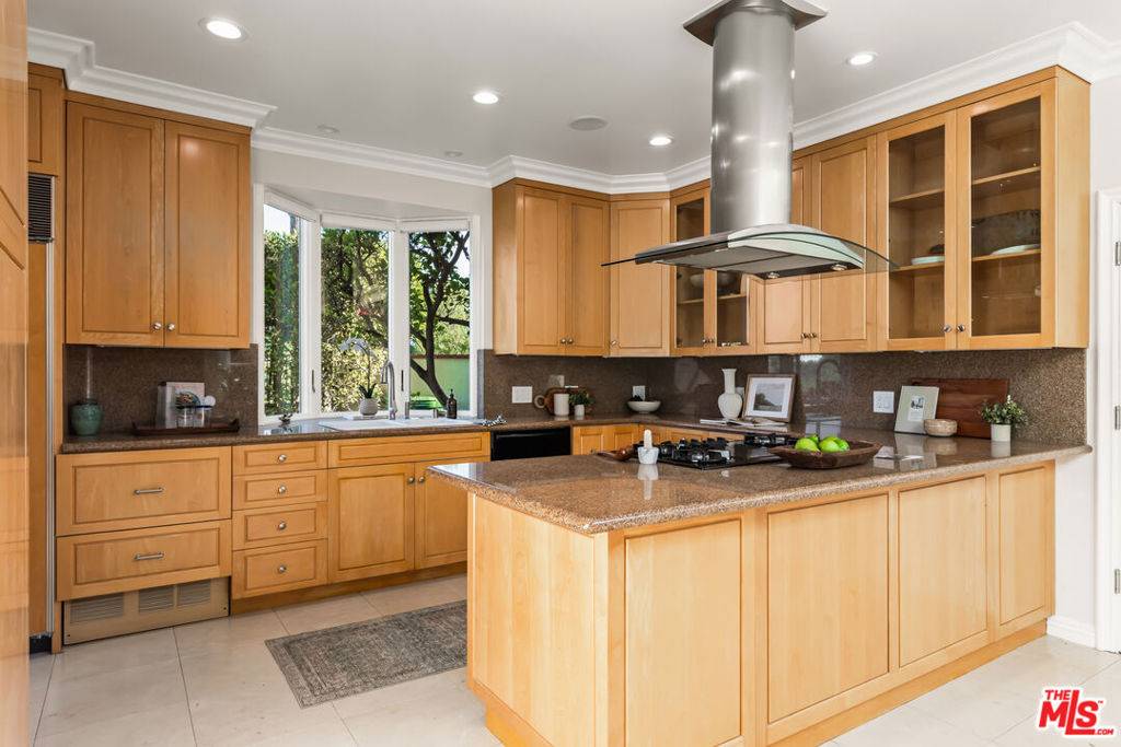 Los Angeles, CA 90049,2082 Ridge DR
