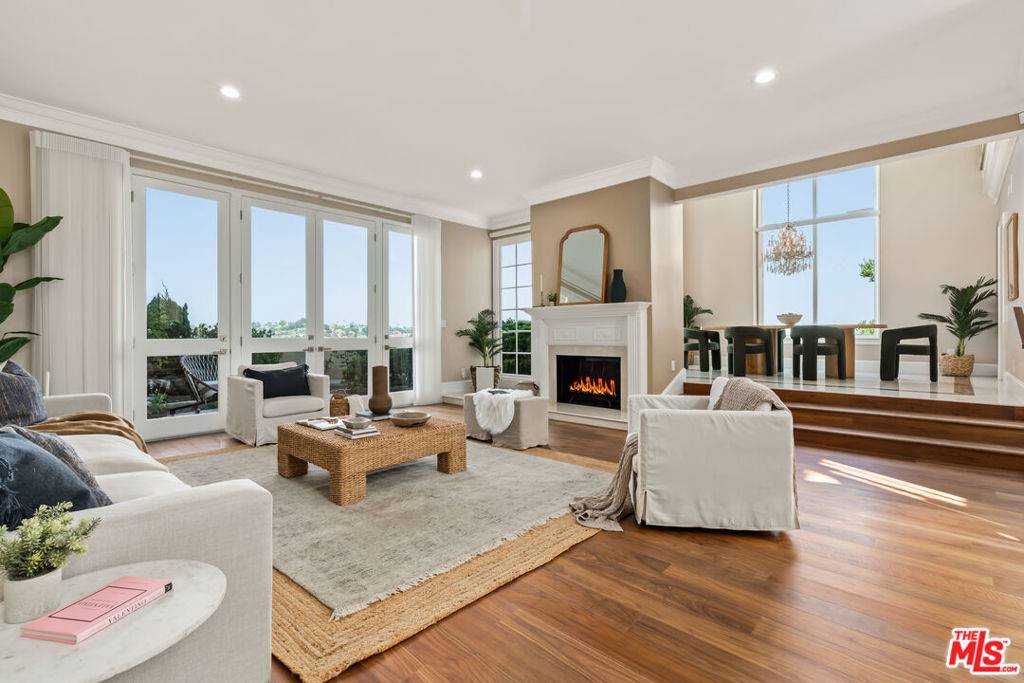 2082 Ridge DR, Los Angeles, CA 90049