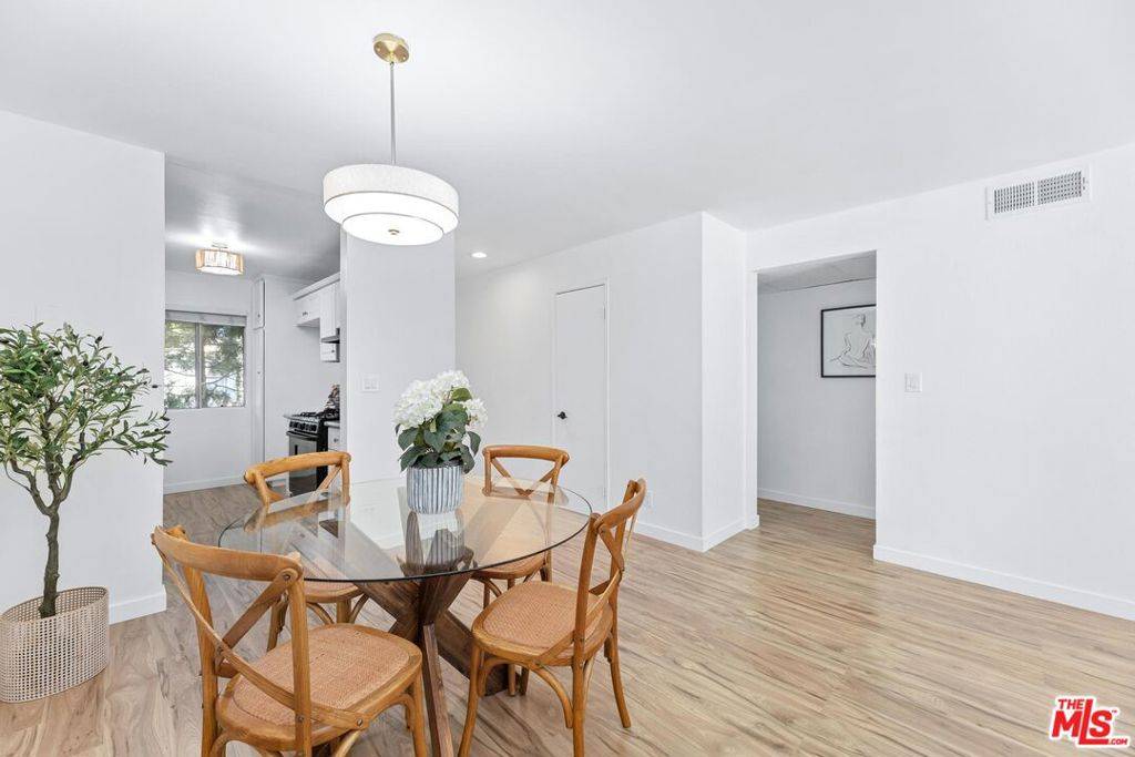 Winnetka, CA 91306,20134 Leadwell ST #217