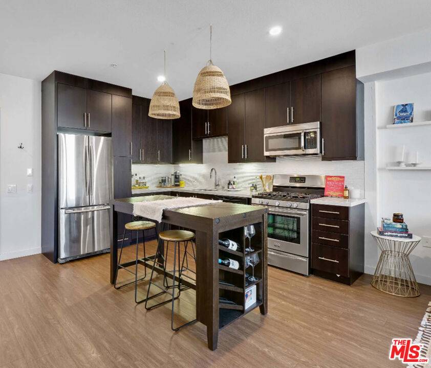 Los Angeles, CA 90038,5825 Camerford #201