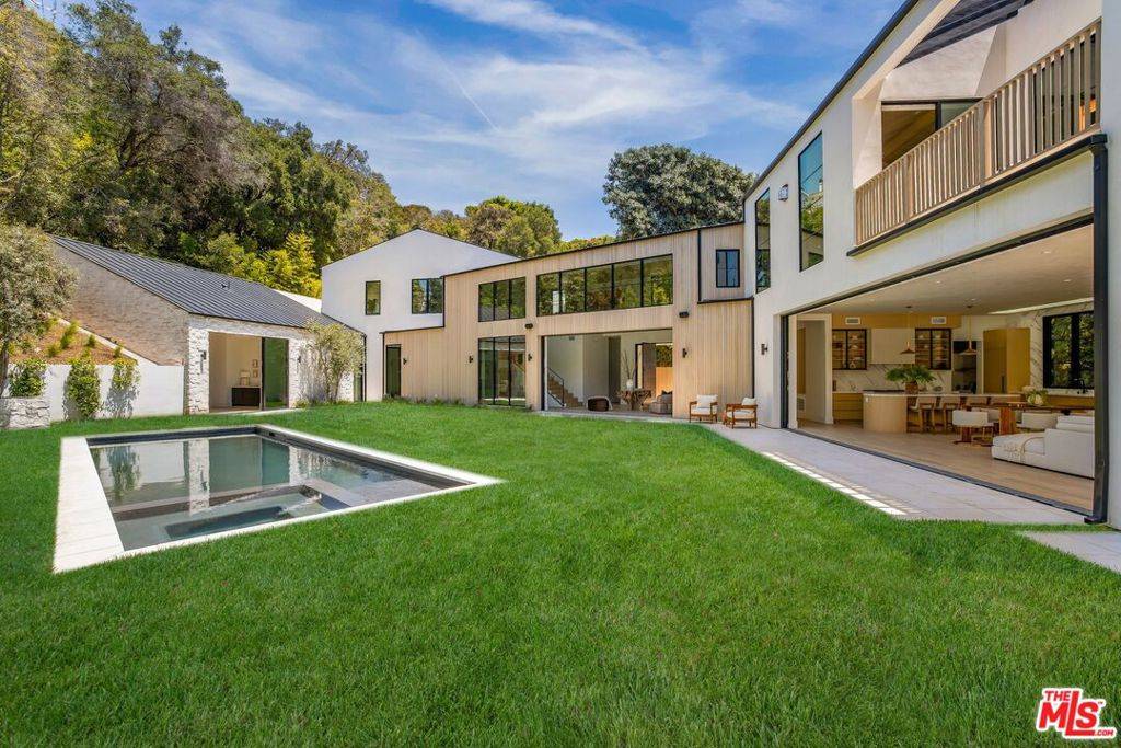 Los Angeles, CA 90049,1749 Mandeville LN