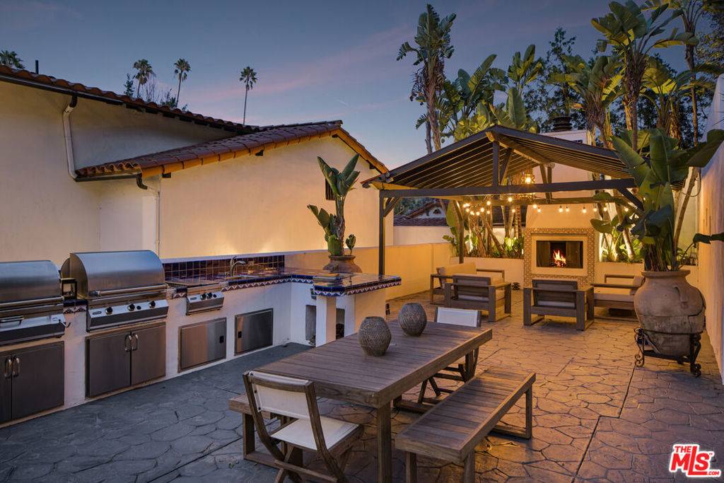 Los Angeles, CA 90068,5500 Red Oak DR
