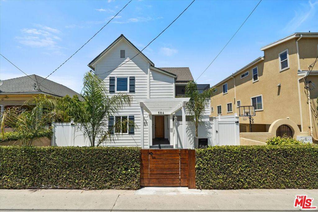 San Pedro, CA 90731,584 W 10th ST