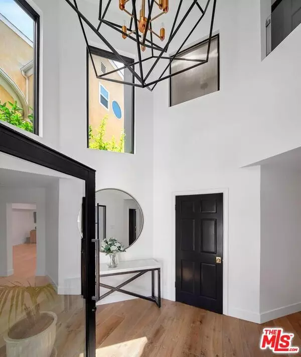 Marina Del Rey, CA 90292,4811 Roma CT