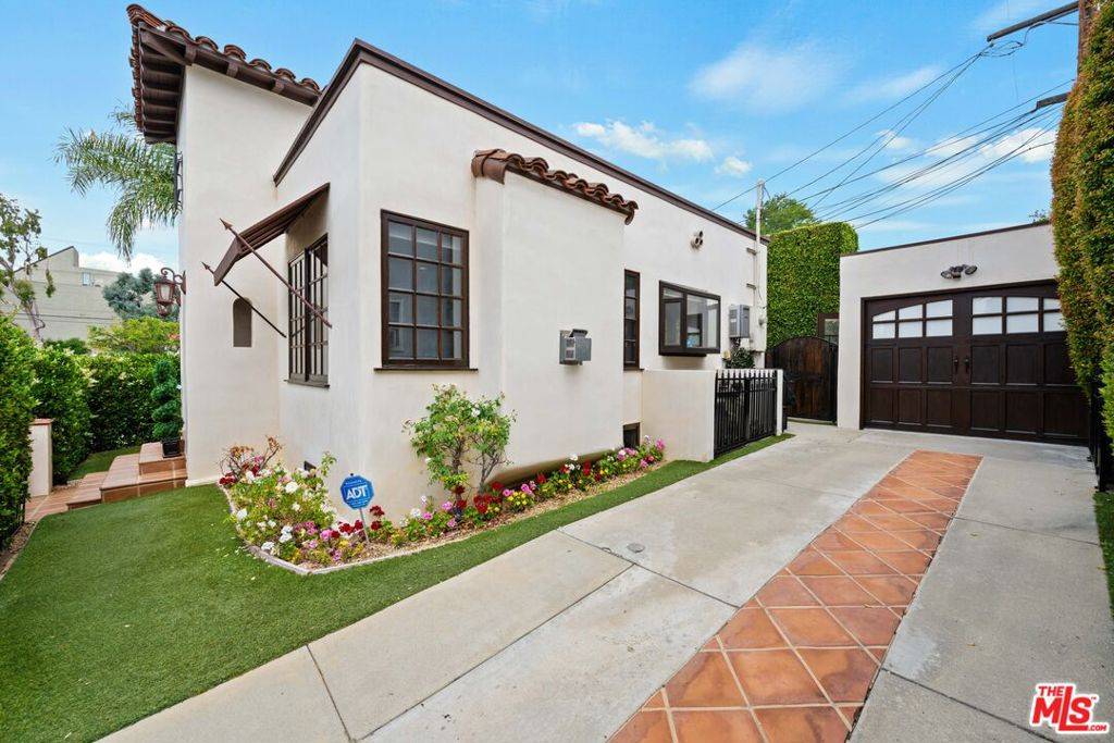 West Hollywood, CA 90046,8265 Romaine ST