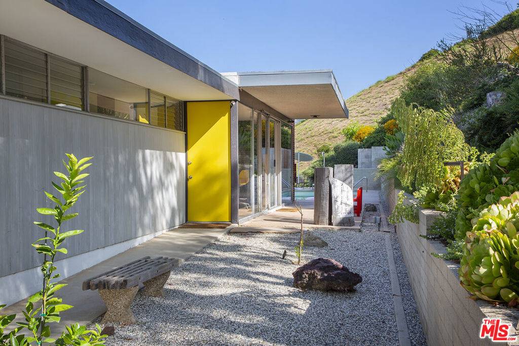 Los Angeles, CA 90049,1531 N Tigertail RD