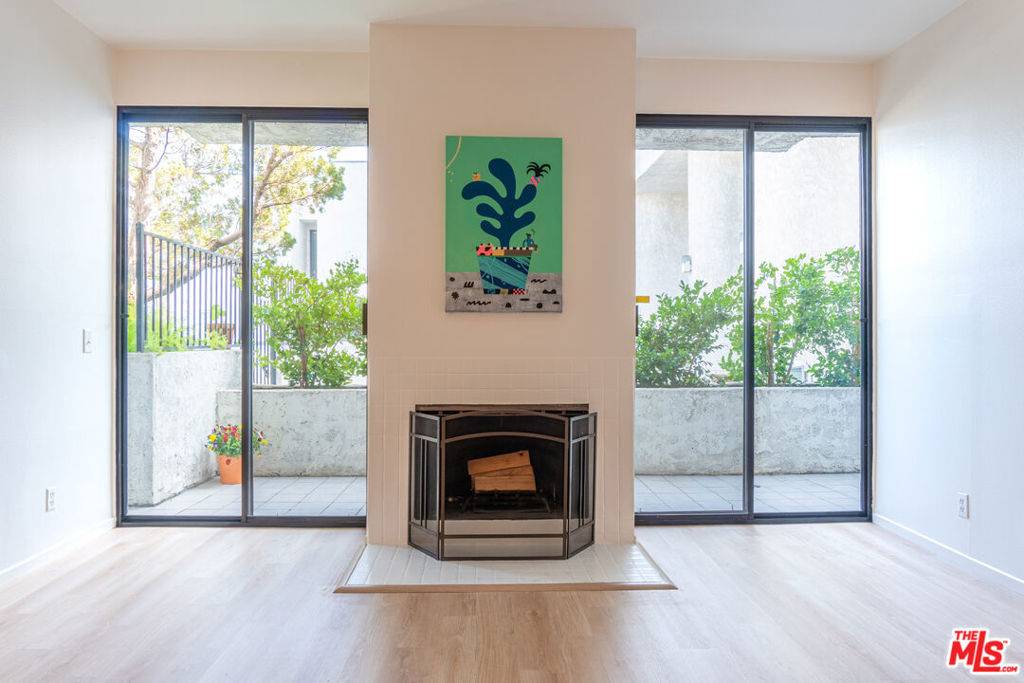 Toluca Lake, CA 91602,10861 Moorpark ST #116