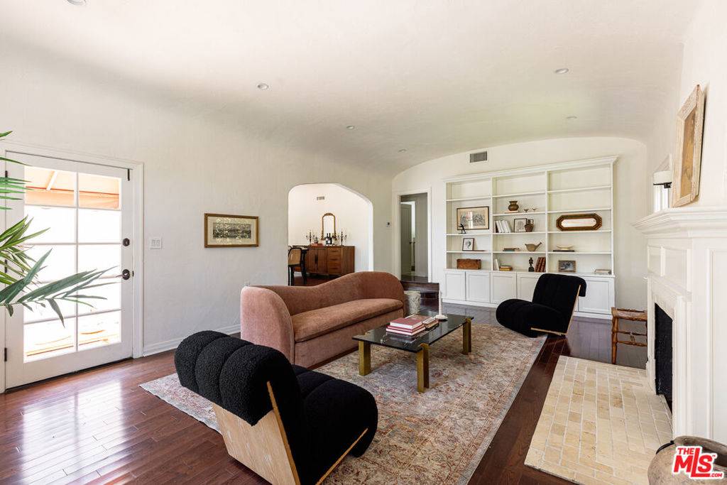 Los Angeles, CA 90048,8009 Clinton ST