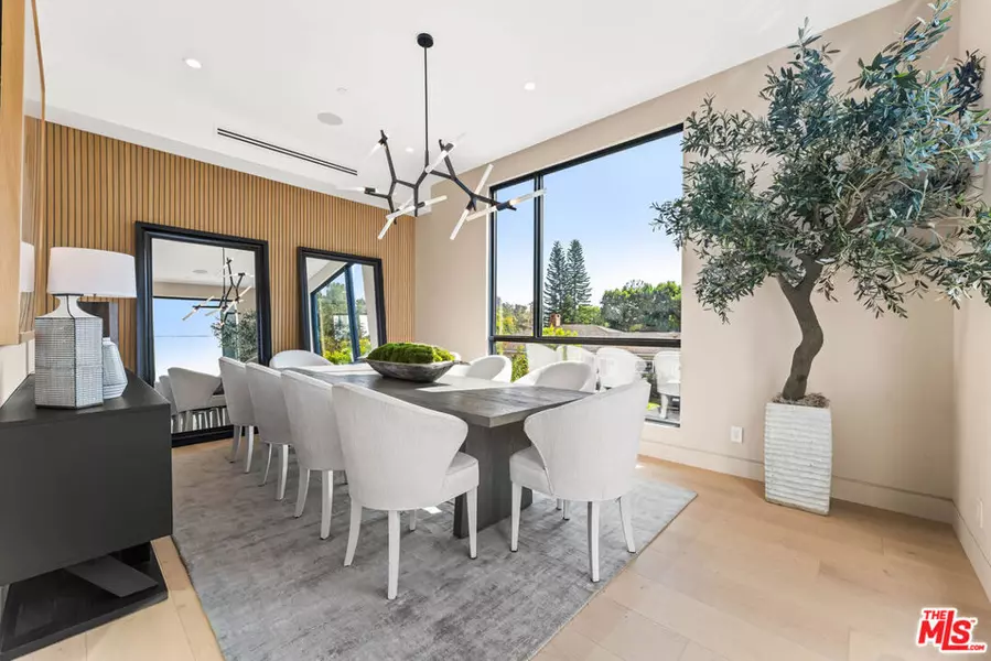 12119 Travis ST, Los Angeles, CA 90049