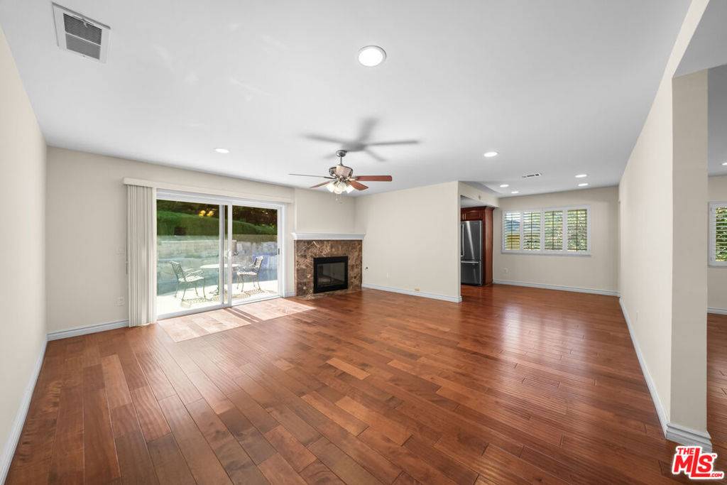 La Crescenta, CA 91214,5432 La Crescenta AVE