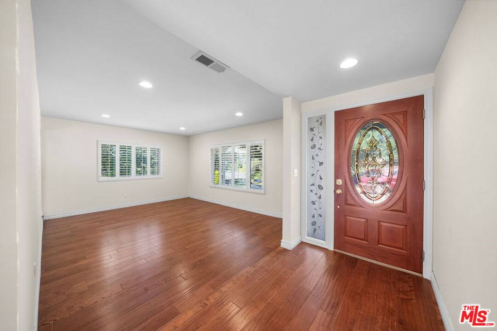 La Crescenta, CA 91214,5432 La Crescenta AVE
