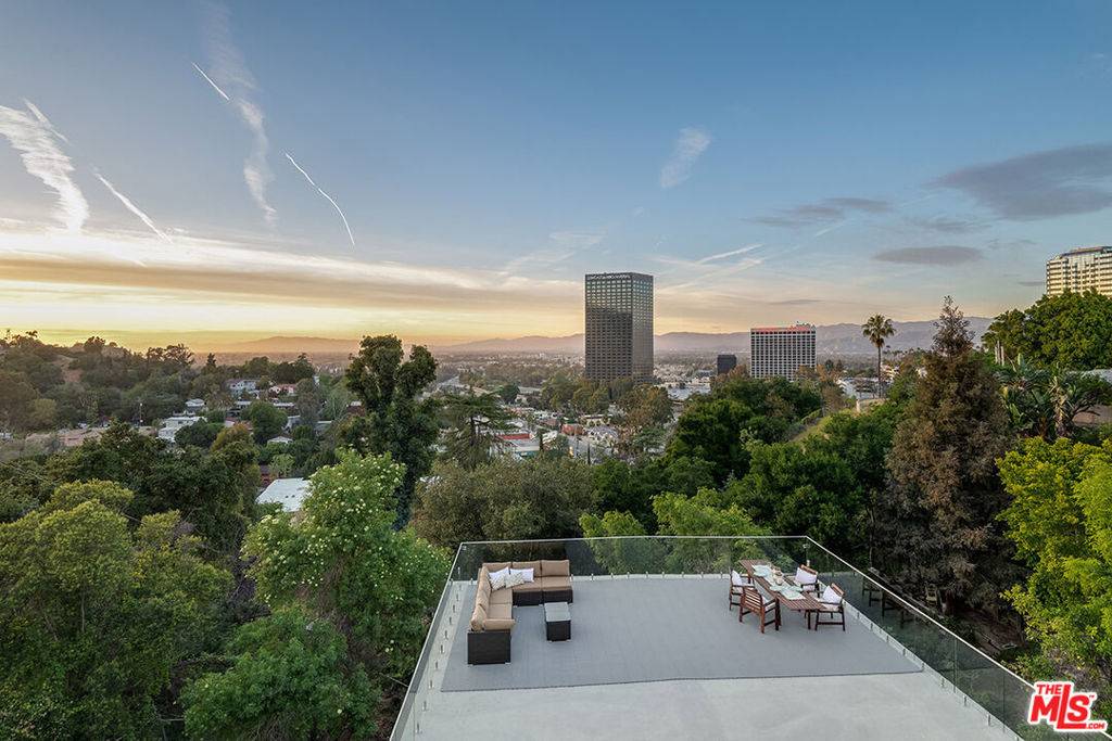 Los Angeles, CA 90068,3701 Multiview DR