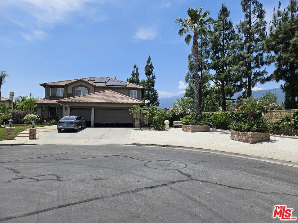 Fontana, CA 92336,5712 World Wood Court