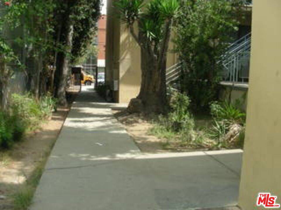 Los Angeles, CA 90004,4106 Rosewood AVE #2