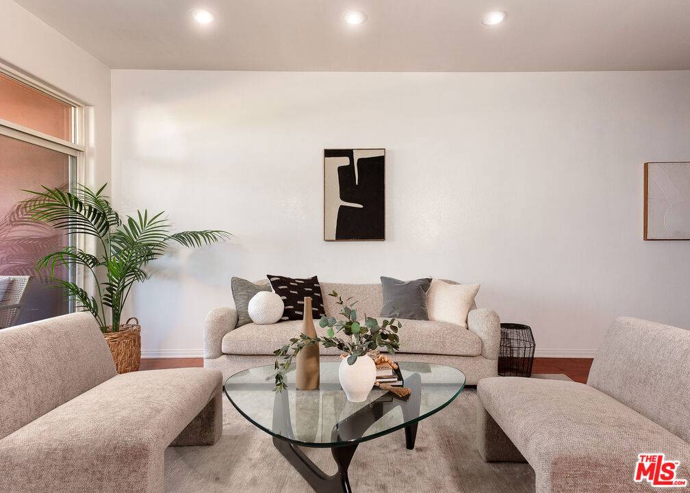 Los Angeles, CA 90008,3750 Santa Rosalia DR #207