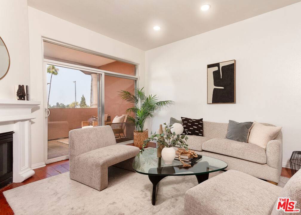 Los Angeles, CA 90008,3750 Santa Rosalia DR #207